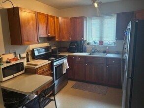 18 Hollis St, Unit #1 in Newton, MA - Building Photo - Building Photo