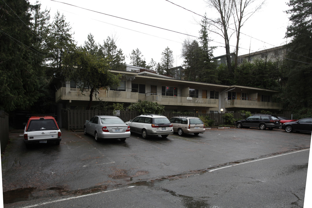 Ravenna Apartments in Seattle, WA - Building Photo