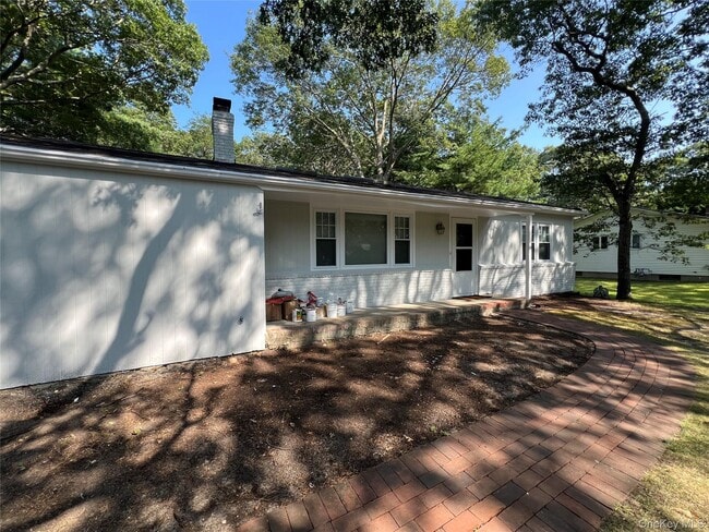 82 Rogers Ave in Westhampton Beach, NY - Building Photo - Building Photo