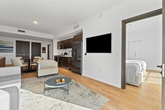 398 NE 5th St, Unit 3218 in Miami, FL - Foto de edificio - Building Photo