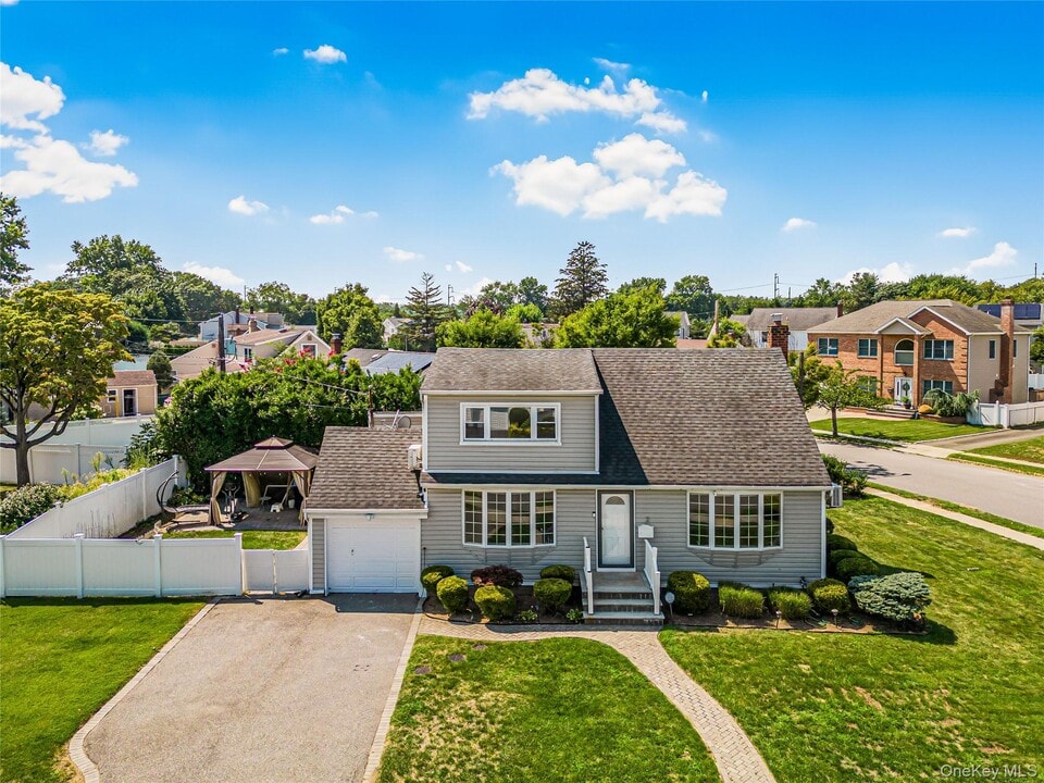 2 Flo Dr in Syosset, NY - Building Photo