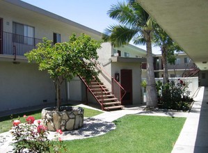 Oasis Apartments in Garden Grove, CA - Foto de edificio - Building Photo