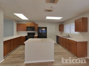 8011 Talkenhorn in Converse, TX - Foto de edificio - Building Photo