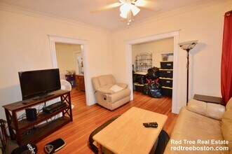 43 Woodlawn St in Dedham, MA - Foto de edificio - Building Photo