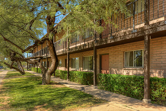 University Arms Apartments in Tucson, AZ - Foto de edificio - Building Photo