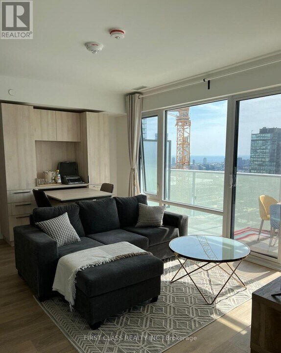 501 Yonge St in Toronto, ON - Building Photo