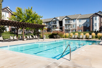 Sterling Pointe Apartments in Layton, UT - Foto de edificio - Building Photo