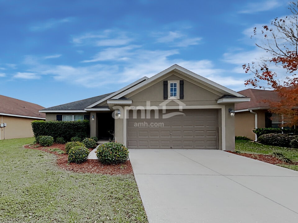 10710 Standing Stone Dr in Wimauma, FL - Foto de edificio