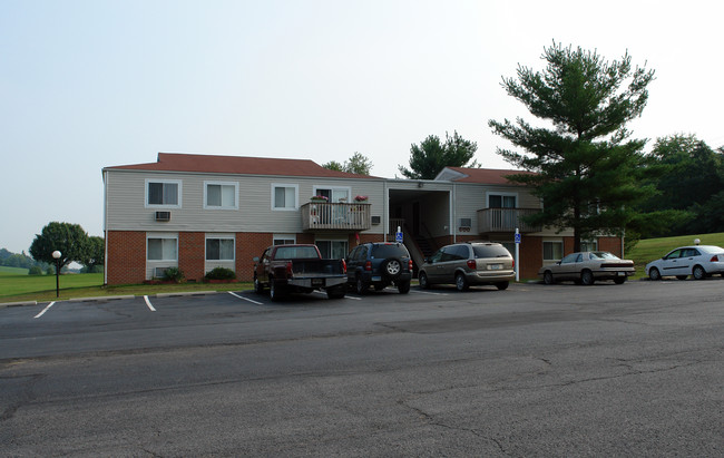 Quaker Creek Apartments in Hancock, MD - Foto de edificio - Building Photo