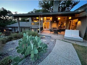 10215 Van Dyke Rd in Dallas, TX - Building Photo - Building Photo