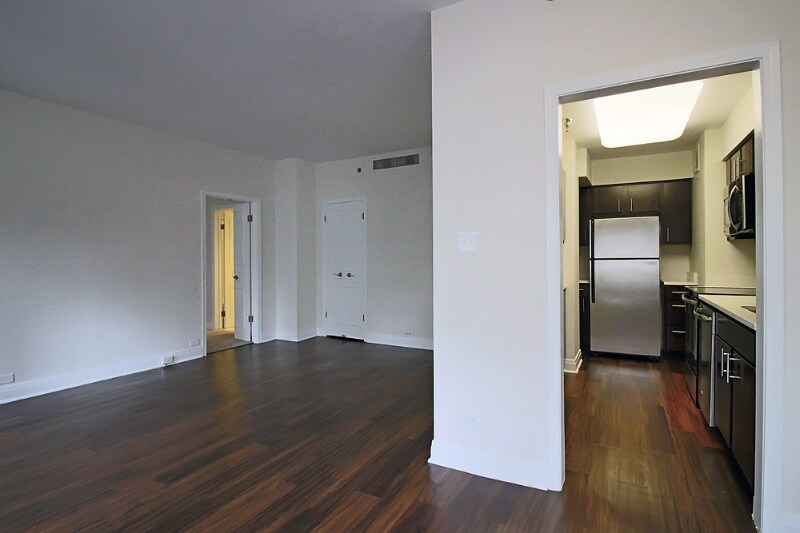 231 E Chestnut St in Chicago, IL - Building Photo