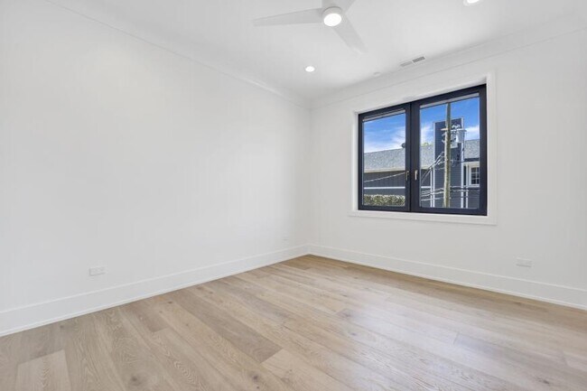 property at 4920 N Lincoln Ave