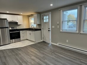 337 King Philip St, Unit 3 in Raynham, MA - Building Photo - Building Photo