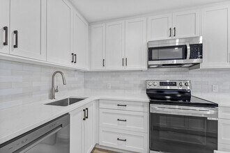 887 Somerset St W in Ottawa, ON - Building Photo - Building Photo