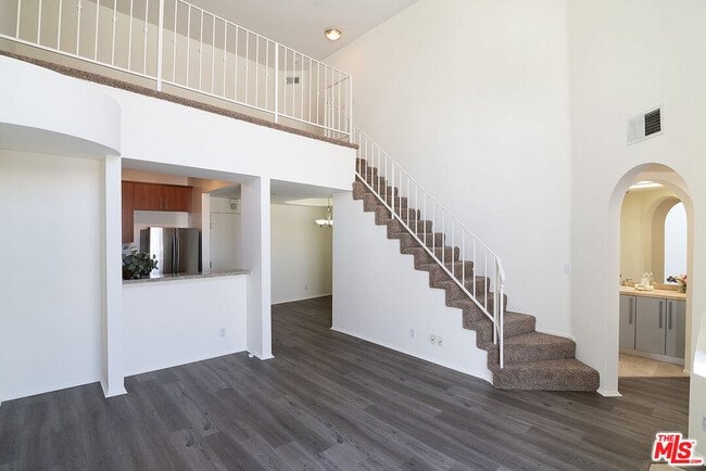 property at 620 S Gramercy Pl