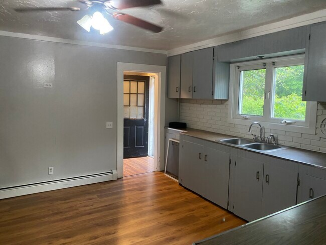 10 Holstrom Ct, Unit Apt. 2 in Auburn, MA - Foto de edificio - Building Photo