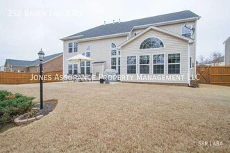 252 Raven Falls Ln in Simpsonville, SC - Building Photo - Building Photo