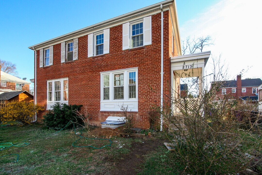 2713 South Veitch Street in Arlington, VA - Foto de edificio