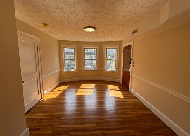 74 Brock St, Unit 1 in Boston, MA - Foto de edificio - Building Photo