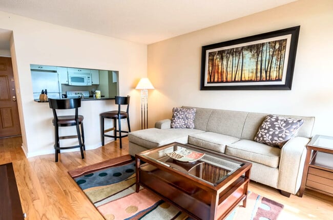 127 Greyrock Pl in Stamford, CT - Foto de edificio - Building Photo