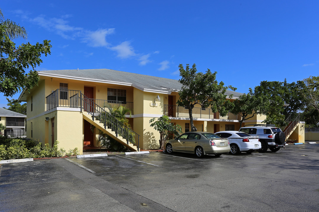 Sherwood Gardens Condominiums in Delray Beach, FL - Foto de edificio