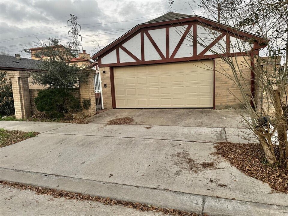 6911 Pouter Dr in Houston, TX - Building Photo