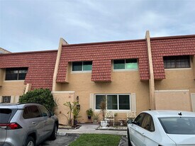 16 Spinning Wheel Ln in Tamarac, FL - Building Photo