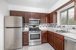 Lindvale Gardens in Mahwah, NJ - Building Photo