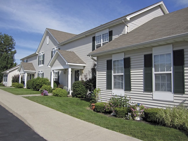 Stone Hedge Village Townhouses in Farmington, NY - Foto de edificio - Building Photo