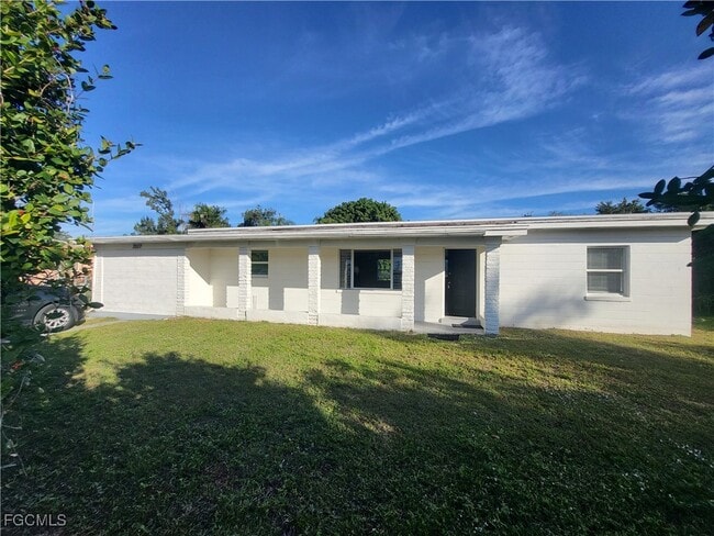 2027 Maravilla Cir in Ft. Myers, FL - Building Photo - Building Photo