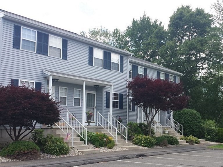 45 Waters Edge Dr in Ludlow, MA - Foto de edificio