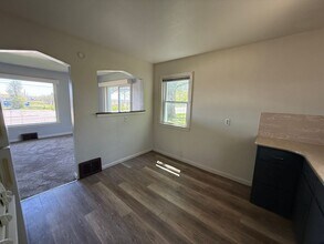 2124 Lansing Ave in Jackson, MI - Building Photo - Building Photo