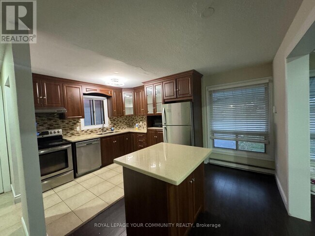 24 Grand River Ct in Brampton, ON - Building Photo - Building Photo