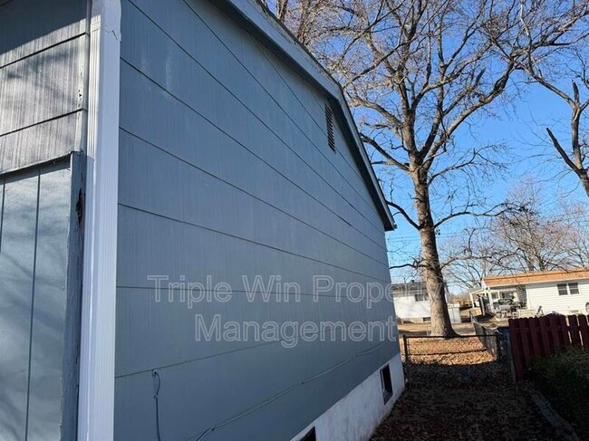 1665 Queens Dr in Florissant, MO - Building Photo - Building Photo