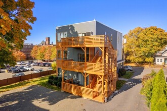 17 Ash St, Unit 2 in Waltham, MA - Foto de edificio - Building Photo