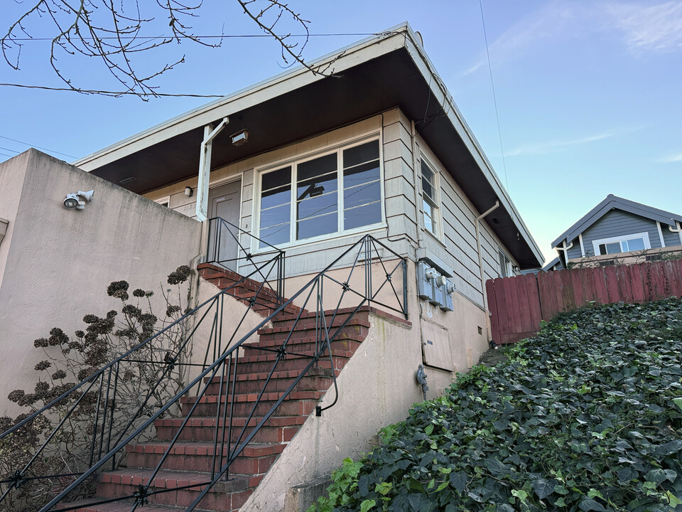 1683 San Benito St in Richmond, CA - Building Photo