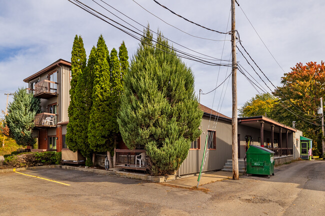 2 Gilmour Rue in Châteauguay, QC - Building Photo - Building Photo