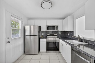 3550 NE 169th St in North Miami Beach, FL - Building Photo - Building Photo