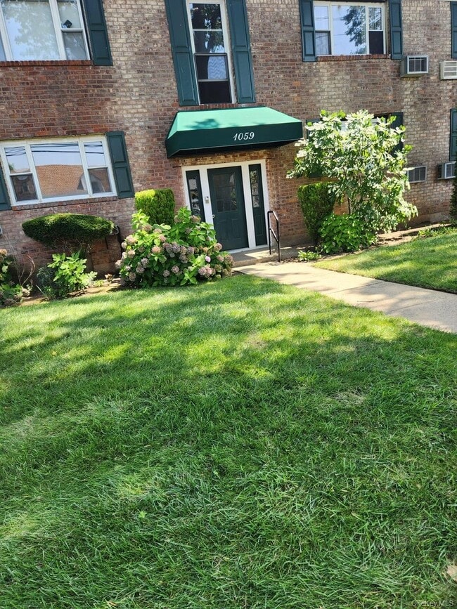 1059 Rottkamp St in Valley Stream, NY - Building Photo - Building Photo