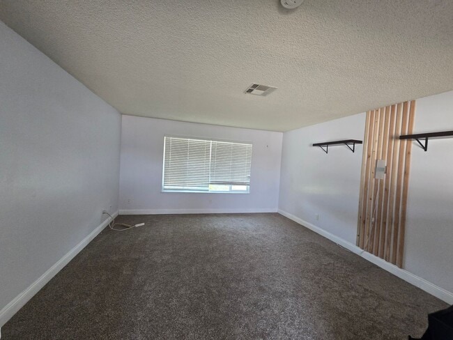 293 E Julia Way in Hanford, CA - Foto de edificio - Building Photo
