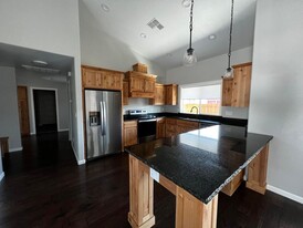 2555 SW Keegans Ct in Grants Pass, OR - Foto de edificio - Building Photo