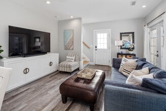 16 Gannett Rd in Scituate, MA - Foto de edificio - Building Photo