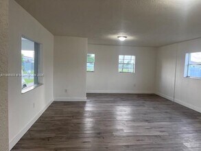 21221 SW 120th Ave in Miami, FL - Foto de edificio - Building Photo