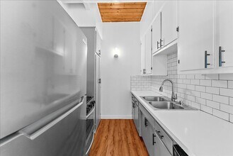 6114 Cahuenga Blvd in Los Angeles, CA - Building Photo - Building Photo