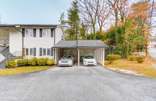 1104 N Main St in Hendersonville, NC - Building Photo