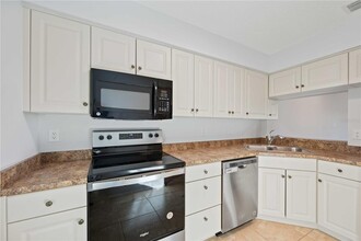 7294 Cloister Dr in Sarasota, FL - Building Photo - Building Photo