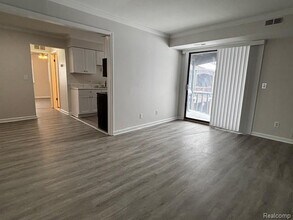 250 E Thirteen Mile Rd in Madison Heights, MI - Building Photo - Building Photo