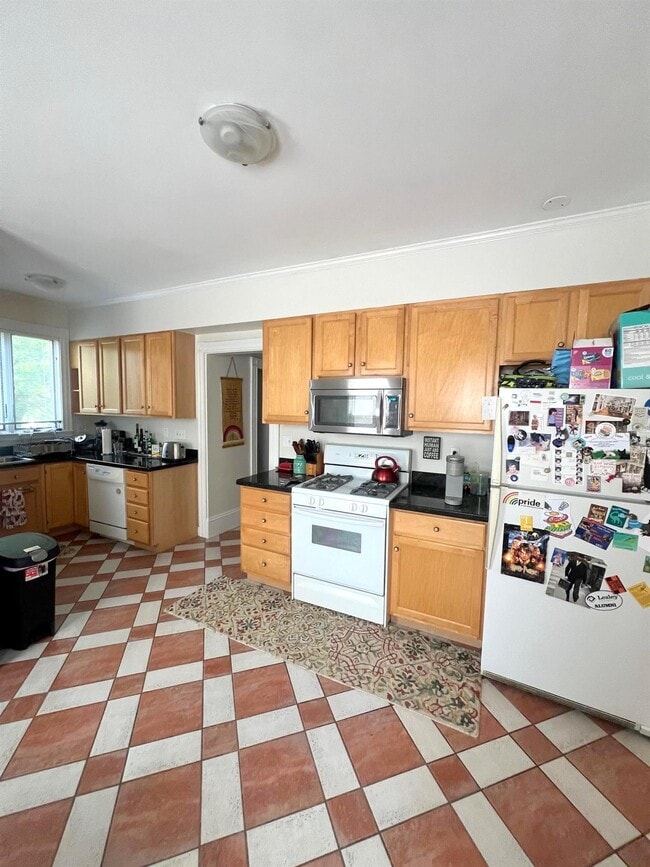82 Holland St, Unit 1 in Somerville, MA - Building Photo - Building Photo