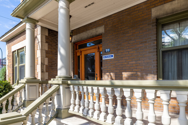 51 Jean-Talon Rue E in Montréal, QC - Building Photo - Building Photo