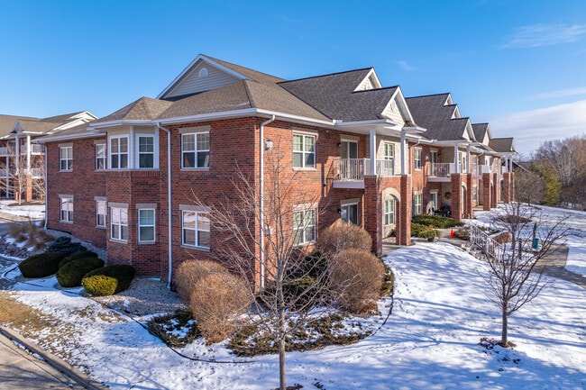 Highlands at Riverwalk Apartments 55+ in Mequon, WI - Foto de edificio - Building Photo